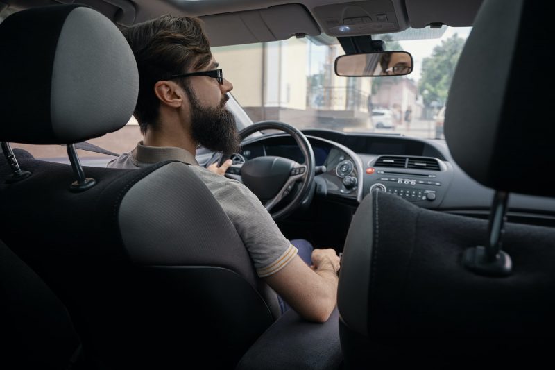 driver-man-paying-attention-to-road-800x533-1.jpg